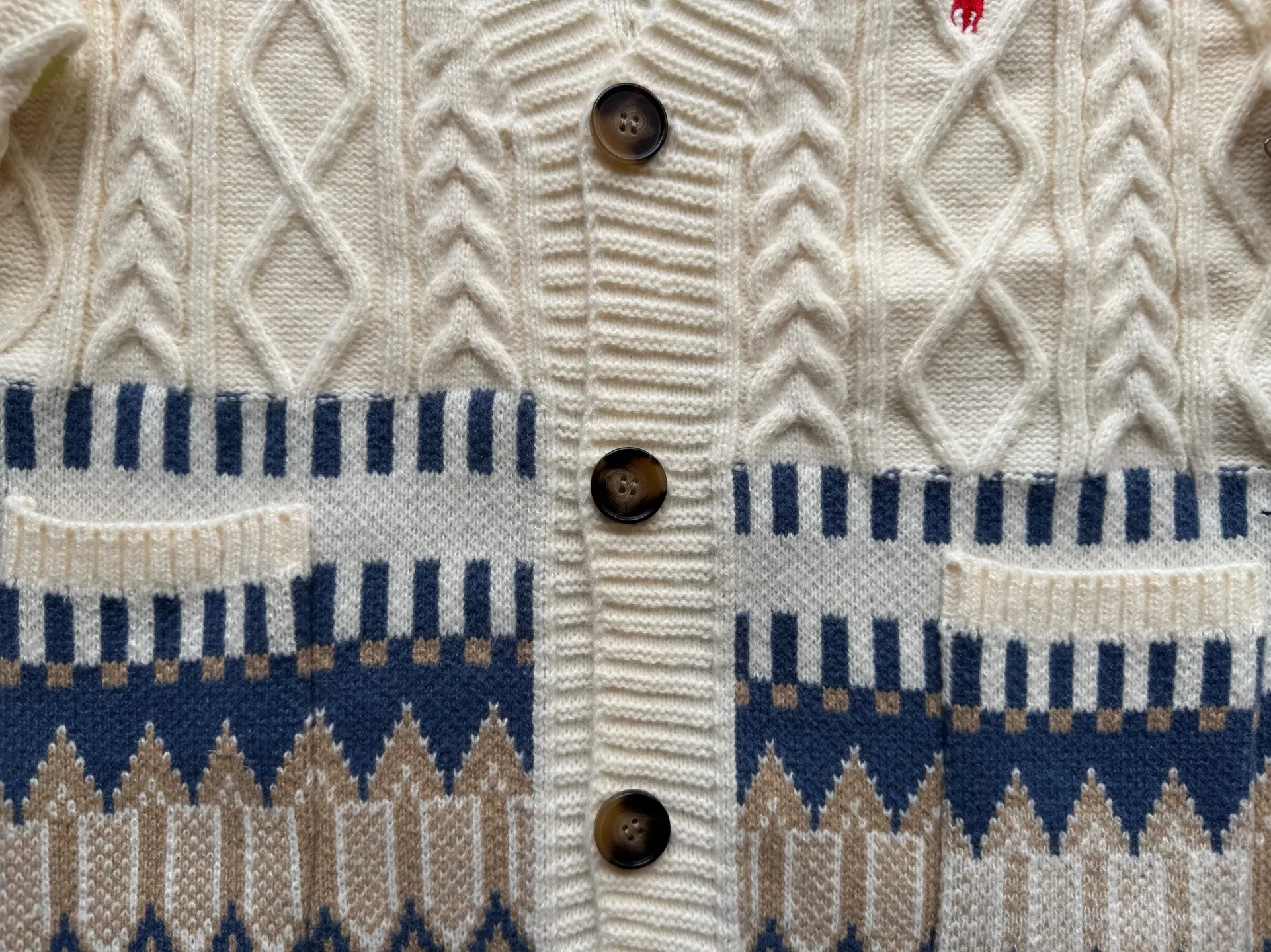 P220 Ralph Lauren old money style cable sweater. The end of the sweater must be twisted! Want to go for an American retro style but are afraid of using too much force? This cable cardigan can be called a "retro dressing cheat"~ ▫️Cable workmanship = the king of retro atmosphere: the three-dimensional cable pattern replicates the texture of American vintage clothes, not deliberately to look old, but with a "sensation of luxury accumulated over time". The moment you put it on, you have the "smell of a male protagonist in a campus movie", and the hair tie was praised as "clothes cheating" when taking photos~ ▫️It doesn't matter your body shape but also hides a lot of fat. It can also be worn by boys with broad shoulders and slightly fat, V The collar can also modify the neck line, making the person look more upright~ Wear it under a coat/down jacket in winter, revealing the cable ties and small red labels, and the sense of layering is directly stunning~ It is perfect with sneakers and leather shoes. American boys rush with their eyes closed, and directly reorganize their wardrobe~ Color: Navy Blue Apricot Size S Height 165-170CM Weight 110-125 M Height 170-175CM Weight 125-140 L Height 175-185CM Weight 140-155
